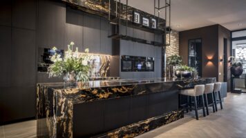 Schicke Küche mit Moniga Stone Strips | RMR interieurbouw