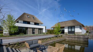 Außenwand der Villa mit Steinstreifen || Urheberrecht: WNS Architects, BK Visuals