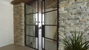 Steinstreifen mit Stahltüren Typ Moderno – Türen sind von De Rooy Metaaldesign