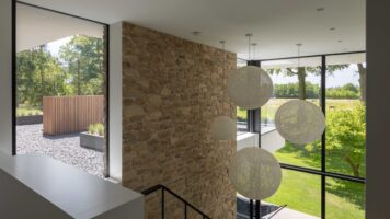 Moderne Villa mit Moniga-Steinstreifen || Bouwbedrijf Osnabrugge | Fotografie Nanette de Jong