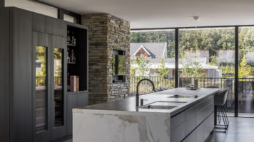 Steinriemchen ohne Fugen für den Einsatz in der Küche | Architect: Bob Manders | Fotografie: Cafeine