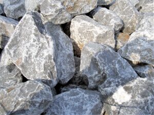 Ardenner Boulders – Steine in der Farbe Grau – in mehreren Größen erhältlich.