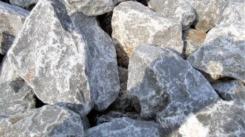 Ardenner Boulders – Steine in der Farbe Grau – in mehreren Größen erhältlich.