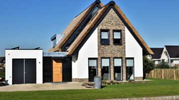 Blumone MT für die Fassade – Reetdach und Steinstreifen