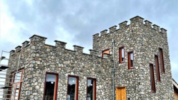 Burgmauer mit Steinstreifen von Botticino verkleidet – Orio Architecten