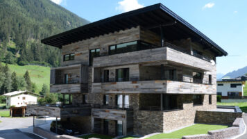 Moderne Villa mit Steinrutschen von Geopietra Devero