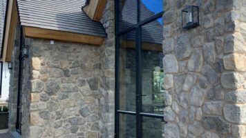 Modernes Haus mit Geopietra-Steinstreifen verkleidet – Ausführung: STONE DSGN