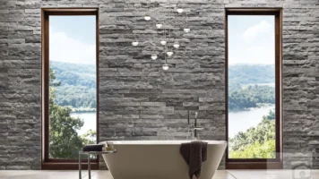 Steinstreifen an der Innenwand eines modernen Badezimmers