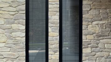 Moniga Verblendsteine an den Fensterrahmen angebracht