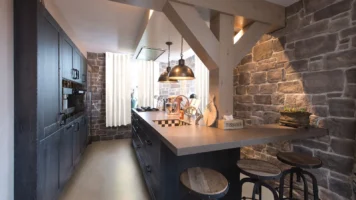 Die Küche mit Steinstreifen rustikaler Wandverkleidung Stino in der Farbe GT.