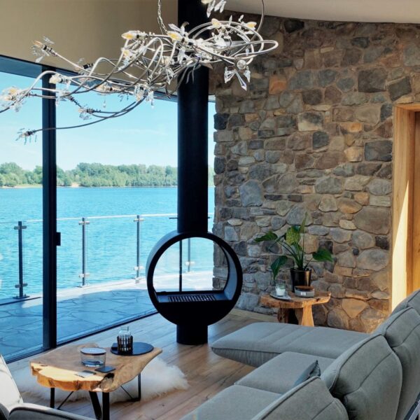 Steinstreifen mit Kamin im Wohnzimmer