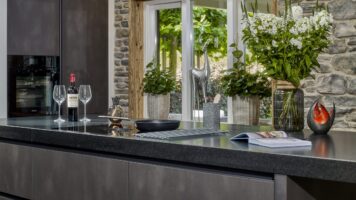 Cascata Steinstreifen in der Küche realisiert | Fotografie: Arjo van der Graaf
