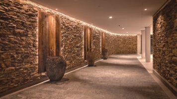 Natürlich gefertigte Wände aus Stein - Sauna Sanadome | Fotografie: Hans Gorter