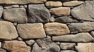 Steinplättchen von Geopietra ohne Fuge – spontan verlegt