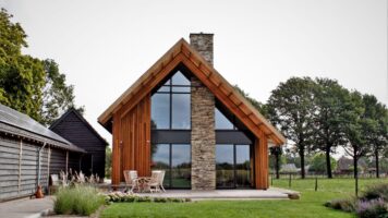 Modernes Scheunenhaus aus Steinstreifen in Kombination mit Holz