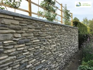 Verblendsteine auf Gartenmauer mit Abdeckung