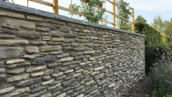 Verblendsteine auf Gartenmauer mit Abdeckung