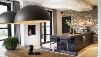 Sandbeige Steinstreifen in der Wohnküche | RMR Innenausbau