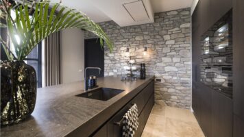 Sandbeige Steinstreifen in der Wohnküche | RMR Innenausbau