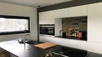 Exklusive Küchenwand mit Steinstreifen