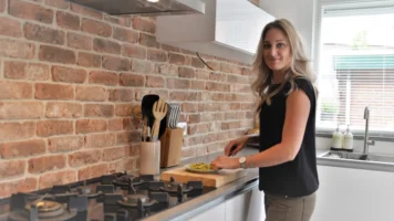 Ziegelstreifen in der Küche – Industriewand mit Ziegelsteinen