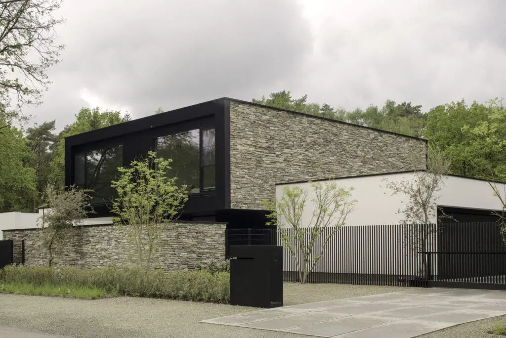 Moderno Verblendsteine an der Fassade einer kubistischen Villa. Copyright: The Art of Living