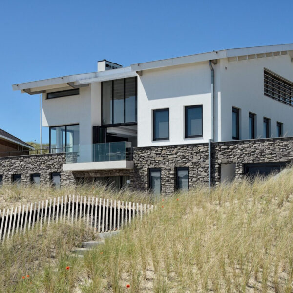 Steinstreifen Villa auf Fassadendämmung Strikotherm installiert.