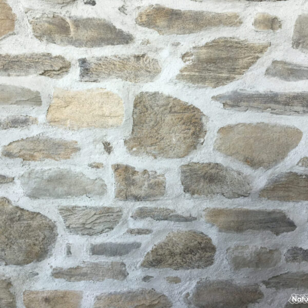 An der Wand angebrachte Steinstreifen