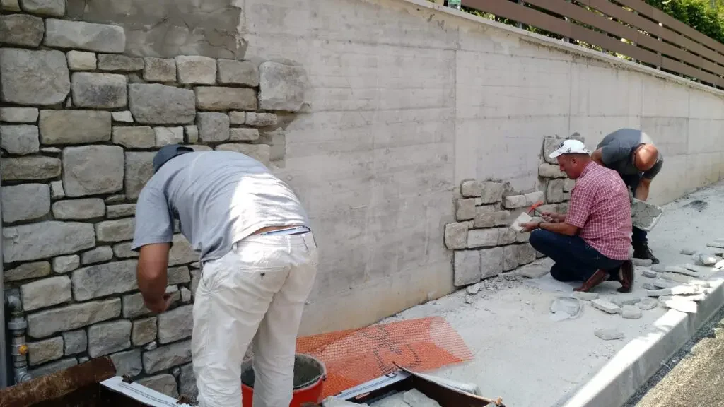 Positionierung der Steinstreifen an der Wand