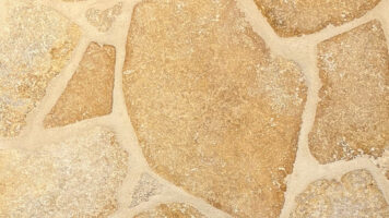 Detailaufnahme der Serena® Antik Travertin-Flagstones – natürliche Porenstruktur und sanfte Farbverläufe.