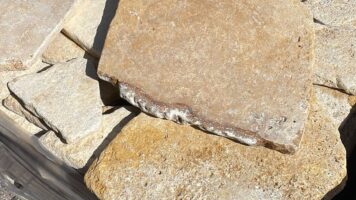 Pallet mit Serena® Antik Travertin-Flagstones – natürliche Travertinplatten in verschiedenen Formen und Größen.
