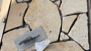Serena® Antik Travertin-Musterfläche – Natursteinplatten vor dem Verfugen.