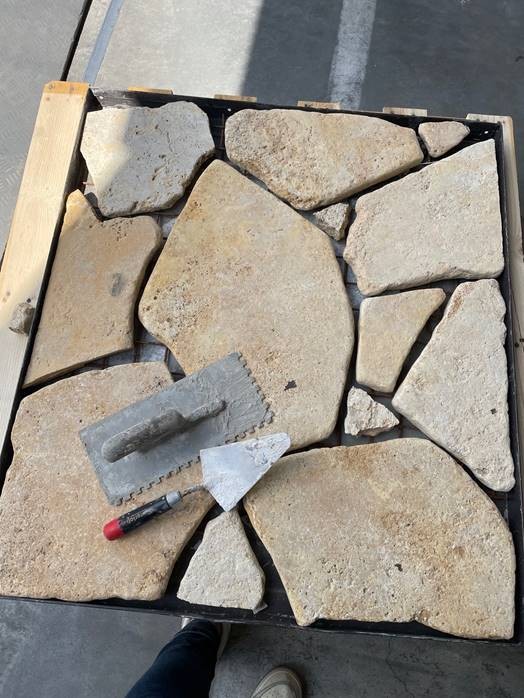 Serena® Antik Travertin-Musterfläche – Natursteinplatten vor dem Verfugen.