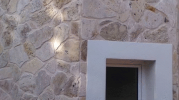 Serena® Antik Travertin als Wandverkleidung außen – warme Natursteinwand mit mediterraner Ausstrahlung.